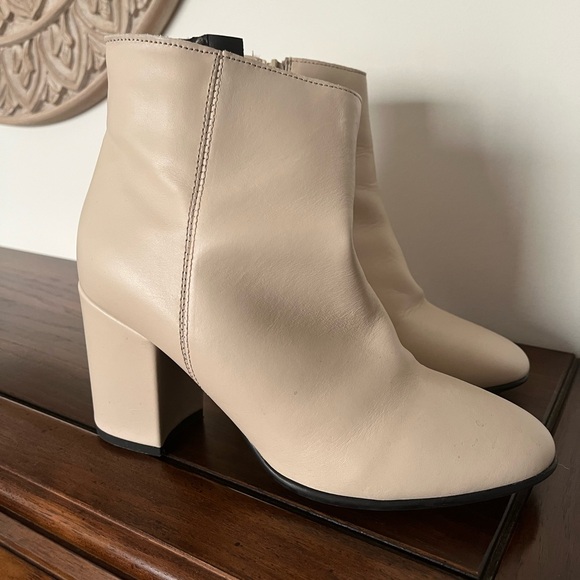 Rizzoli Cream Heeled Boots with Chunky Block Heel - Picture 1 of 7
